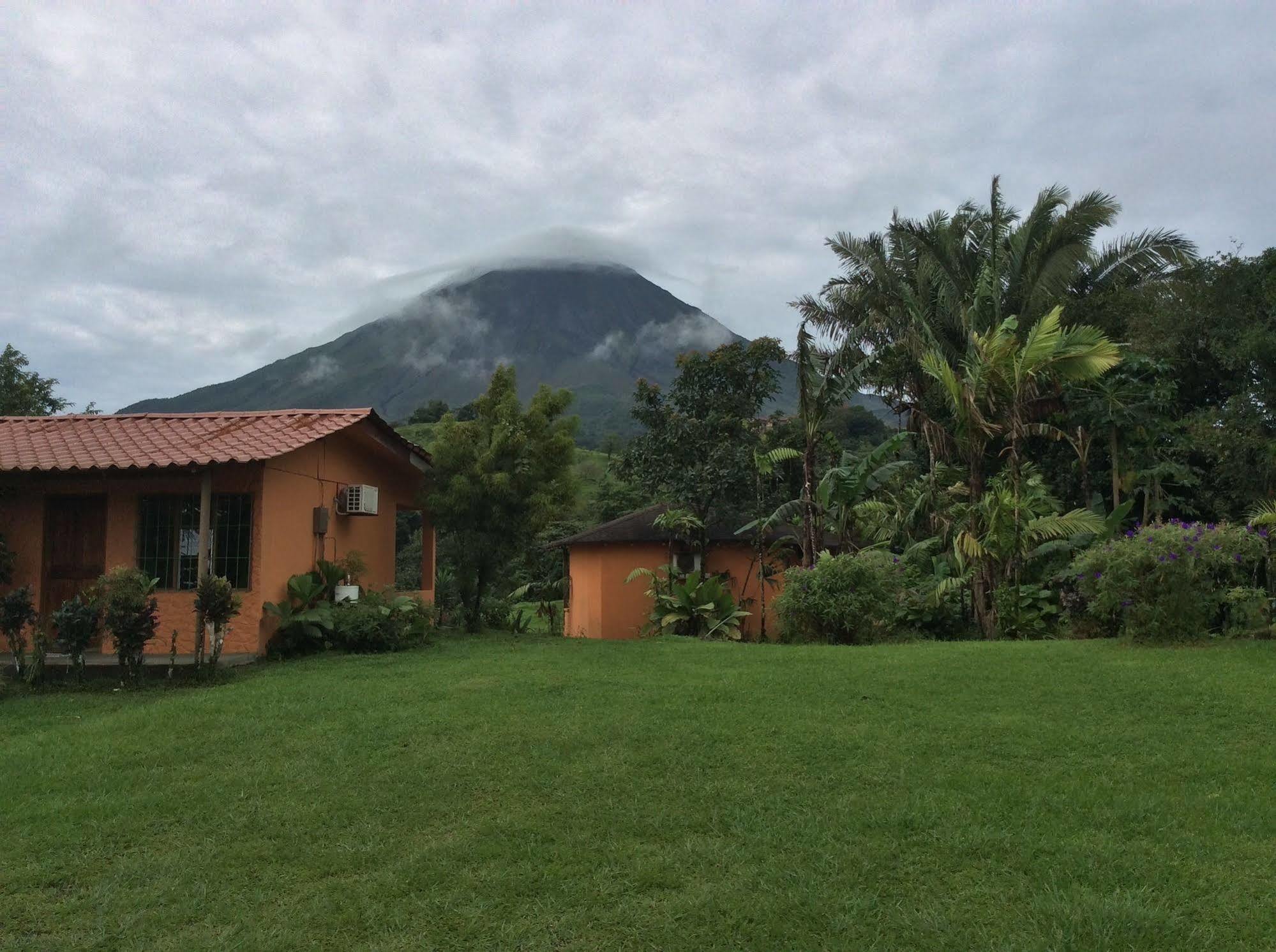 Отель Cabinas Los Guayabos Ла Фортуна Экстерьер фото